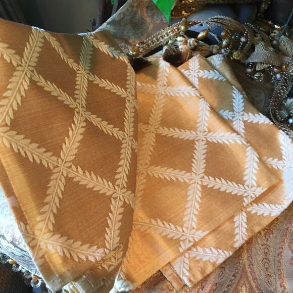 DIAMOND GOLD Dinner Napkins! - Picture 8 of 12